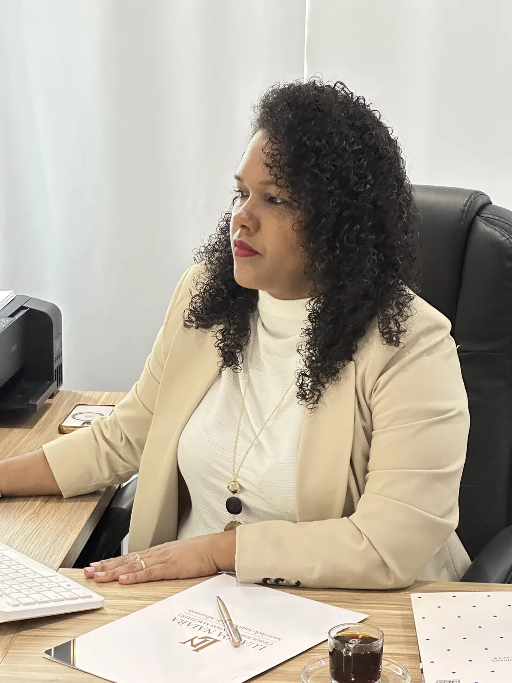 Dra. Luanda Naiara em seu escritório
