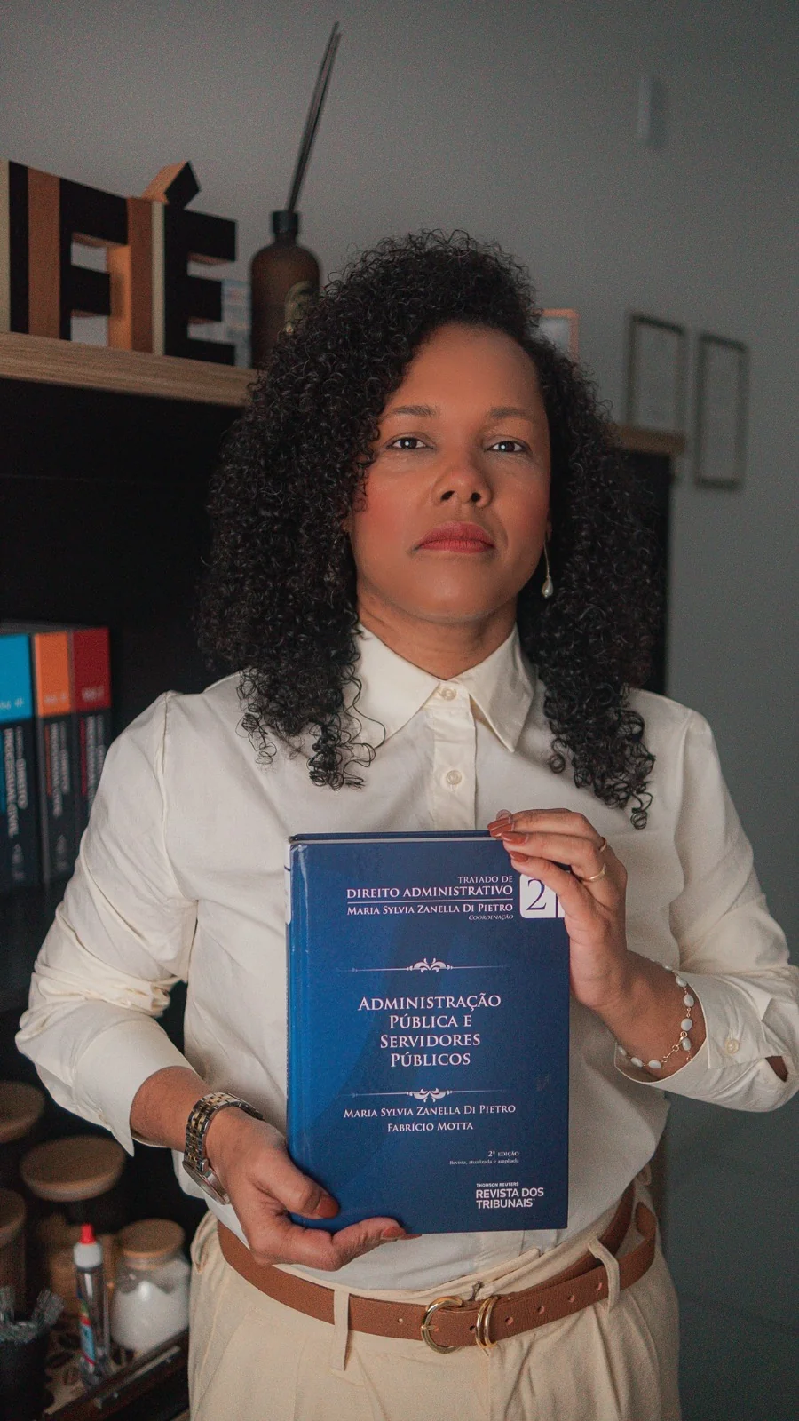 Dra. Luanda Naiara com o Tratado de Direito Administrativo, Di Pietro - Advocacia em Concurso Público