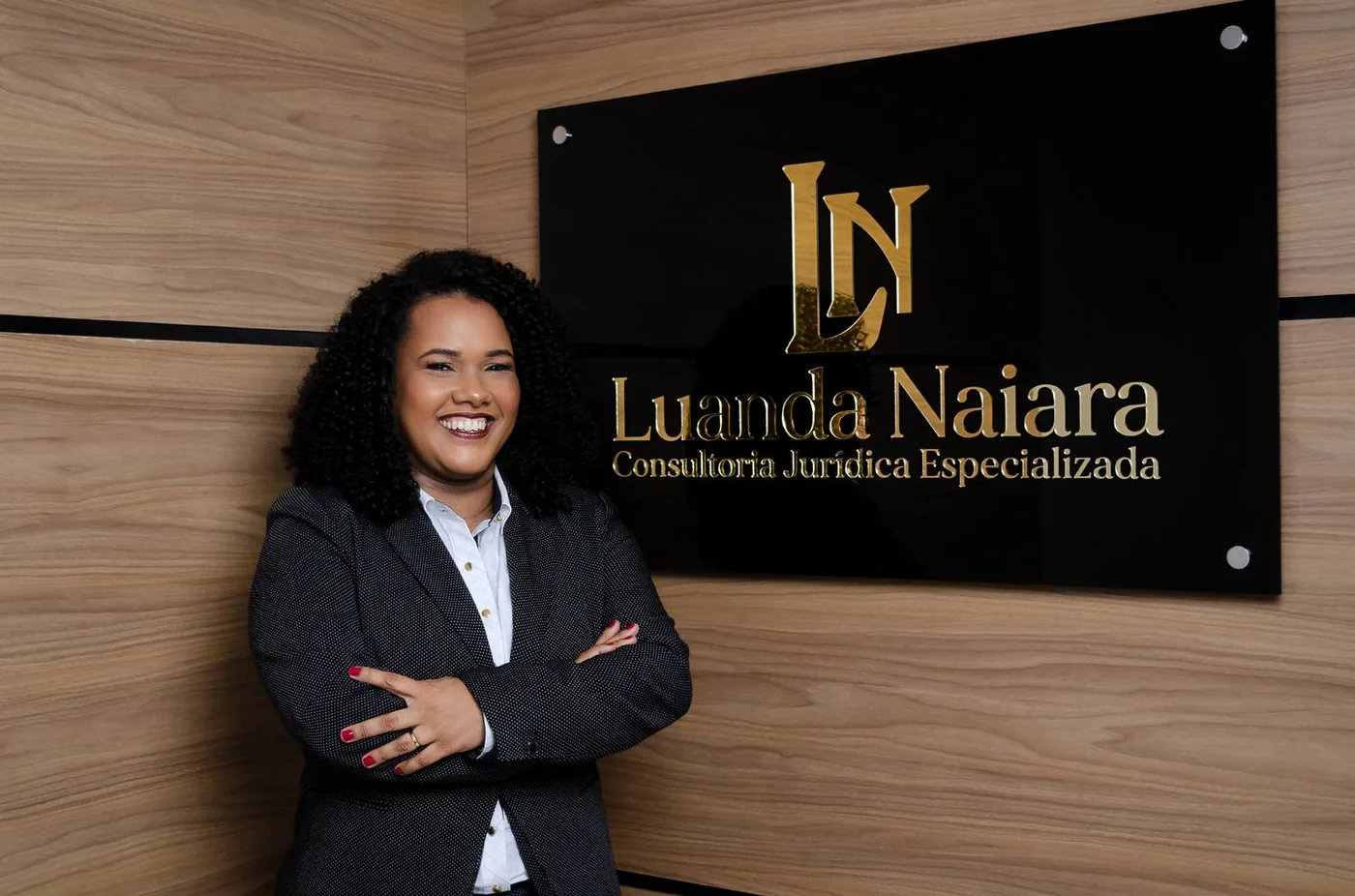 Dra. Luanda Naiara — Advogada especialista em Direito Administrativo, OAB/RJ 228701