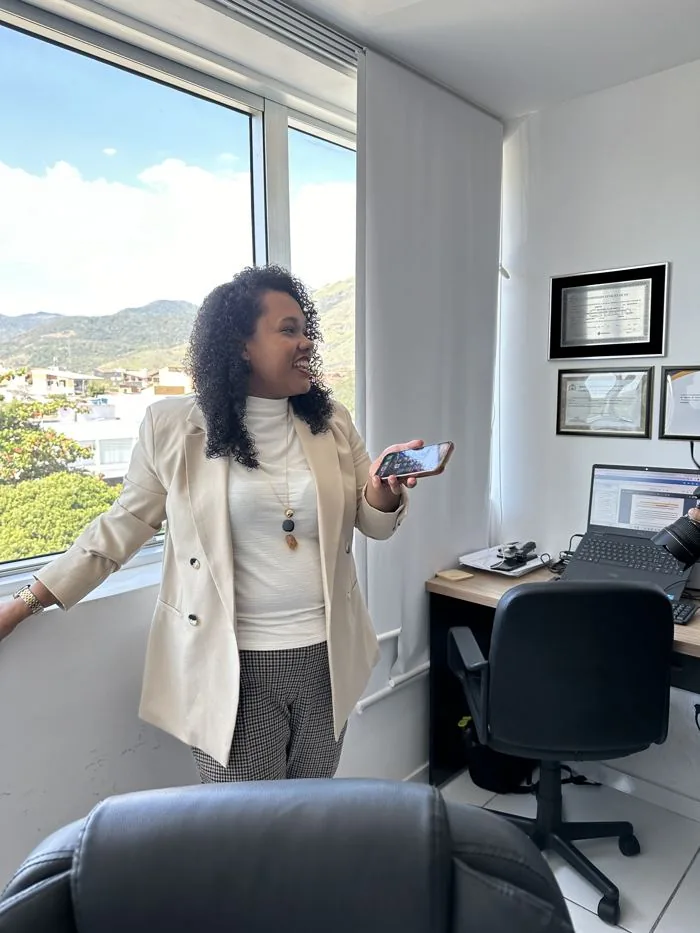 Dra. Luanda Naiara — Advogada, OAB/RJ 228701, na sede do escritório